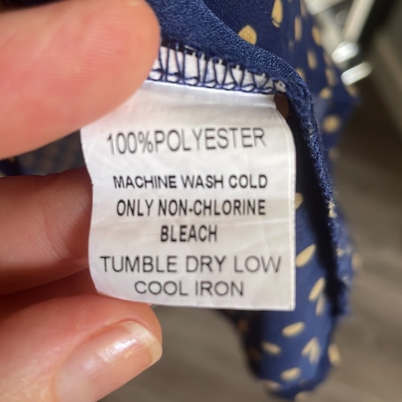 Women’s XL Navy top with key hole back. - Picture 6 of 6